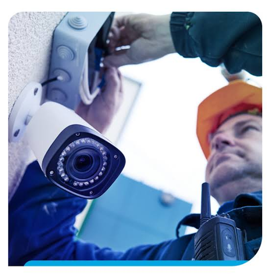 Técnico instalando cámara de seguridad